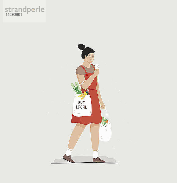 Junge Frau isst Eis auf dem Rückweg von einem lokalen Geschäft