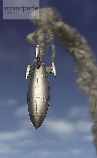 Glänzende Rakete im Sinkflug mit wirbelnder Rauchfahne