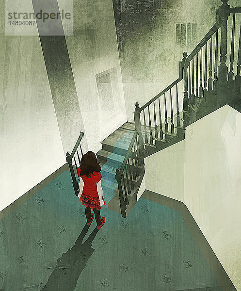 Ängstliches kleines Mädchen am Fuße einer Treppe mit Gefängnisgitterfenster