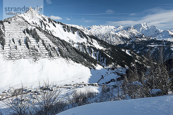 Österreich  Biosphärenpark Großes Walsertal  Lechquellengebirge  das Tal  Skigebiet Faschina-Pass und die Nordtiroler Kalkalpen mit der Roten Wand (2.704 m) vom Hahnenkopfle (1780 m)