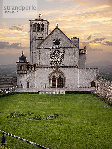 Italien  Umbrien  Assisi  Sonnenuntergang über der Basilika San Francesco d'Assisi