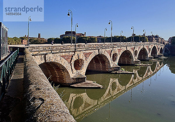 Europa; Frankreich; Region Midi-Pyrénées; Departement Okzitanien; Stadt Toulouse; Bogenbrücke über die Garonne'.