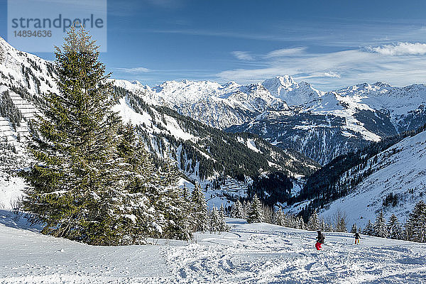 Österreich  Biosphärenpark Großes Walsertal  Lechquellengebirge  das Tal und die Nordtiroler Kalkalpen mit dem Gipfel der Roten Wand (2.704 m) vom Hahnenkopfle (1780 m)