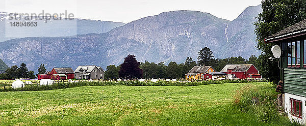 Europa  Norwegen  Bezirk Hardanger; Eidfjord; Ländliche Landschaft mit Bauernhof und Heuschobern