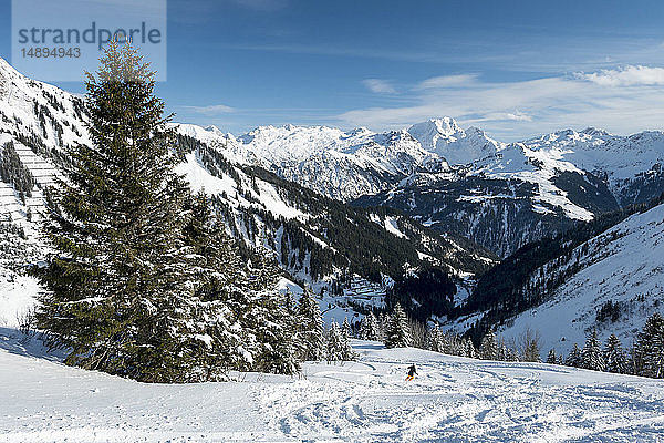 Österreich  Biosphärenpark Großes Walsertal  Lechquellengebirge  das Tal und die Nordtiroler Kalkalpen mit dem Gipfel der Roten Wand (2.704 m) vom Hahnenkopfle (1780 m)