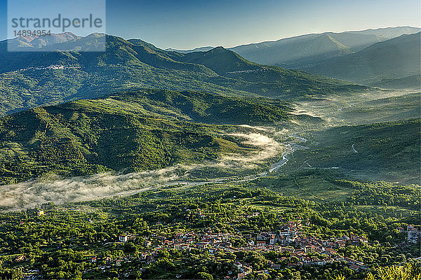 Italien  Kampanien  Nationalpark Cilento  Dorf Celle di Bulgheria und Mingardo-Tal vom Berg Bulgheria