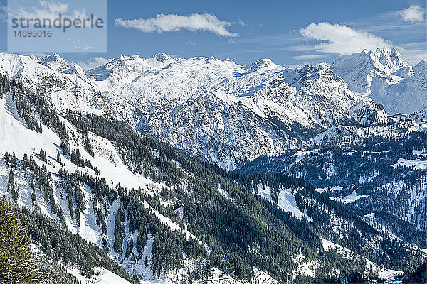 Österreich  Biosphärenpark Großes Walsertal  Lechquellengebirge  das Tal und die Nordtiroler Kalkalpen mit dem Gipfel der Roten Wand (2.704 m) vom Hahnenkopfle (1780 m)