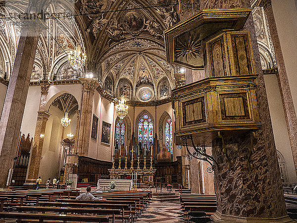 Italien  Umbrien  Perugia  Innenraum der Kathedrale San Lorenzo
