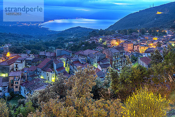 Italien  Kampanien  Cilento-Nationalpark  San Giovanni a Piro und Golf von Policatsro