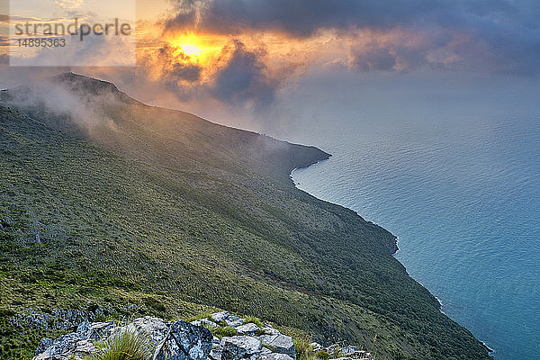 Italien  Kampanien  Nationalpark Cilento  Meeresschutzgebiet Masseta und Infreschi  Golf von Policastro  Sonnenaufgang