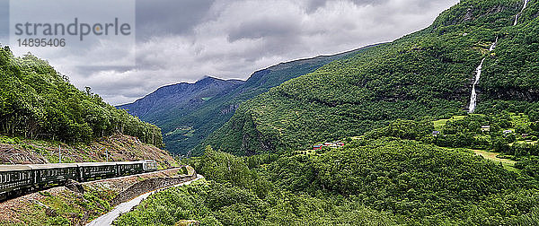 Europa; Norwegen; Skandinavien; Aurlandsfjorden; Ein Zug auf der Flamsbana-Eisenbahnstrecke zwischen Myrdal und Flam  Provinz Sogn og Fjordane '.