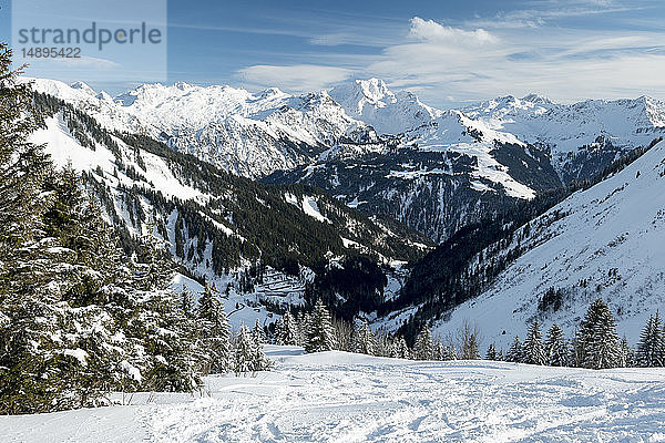 Österreich  Biosphärenpark Großes Walsertal  Lechquellengebirge  das Tal und die Nordtiroler Kalkalpen mit dem Gipfel der Roten Wand (2.704 m) vom Hahnenkopfle (1780 m)