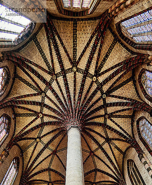Säulen  Gewölbe und Glasfenster der gotischen 'Kirche der Jakobiner'. Ursprünglich vom Dominikanerorden der Stadt Toulouse erbaut; Frankreich; Midi-Pyrénées; Okzitanien'