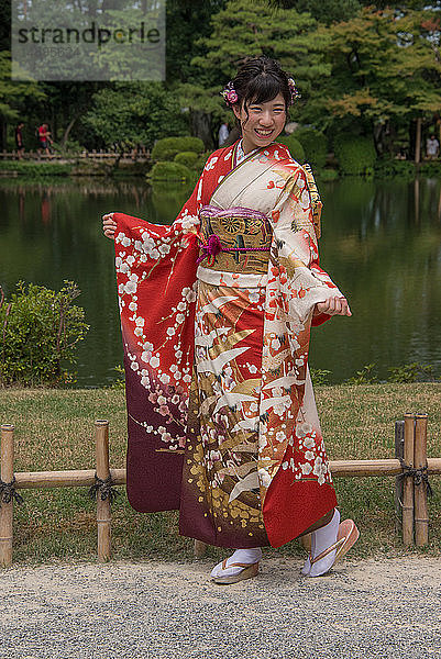 Asien  Japan  Kanazawa Ishikawa  Kenrokuen Garten  Frauenporträt