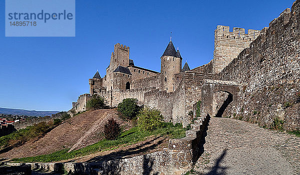 Europa; Frankreich; Aude; Departement Okzitanien; Straße zur Burg in der Stadt Carcassonne; von der Unesco als Weltkulturerbe eingestuft'.