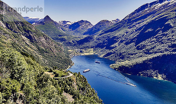 Geiranger Dorf; Tal; Geirangerfjord; Berg'.