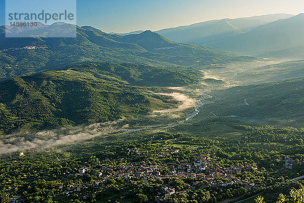 Italien  Kampanien  Nationalpark Cilento  Dorf Celle di Bulgheria und Mingardo-Tal vom Berg Bulgheria