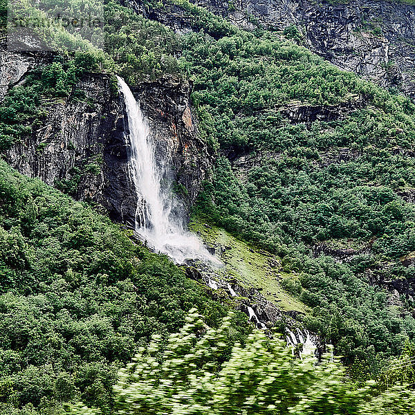Europa; Norwegen; Skandinavien; Aurlandsfjord; Wasserfall Rjoandefossen bei Flam'.