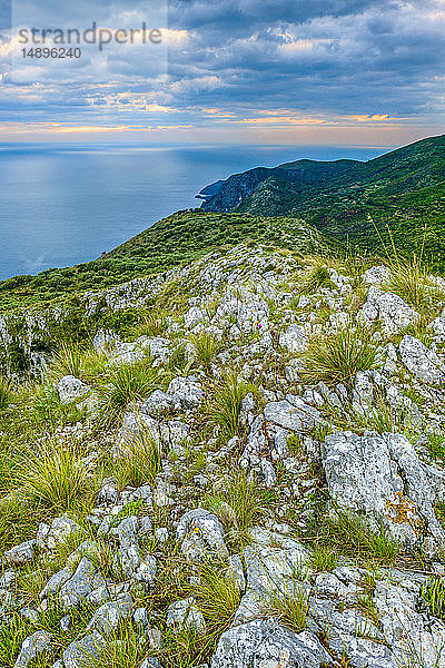 Italien  Kampanien  Nationalpark Cilento  Meeresschutzgebiet Masseta und Infreschi  bg: Infreschi Kopf
