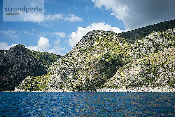 Italien  Kampanien  Nationalpark Cilento  Meeresschutzgebiet Masseta und Infreschi  Meeresklippe  Strand Marcellino