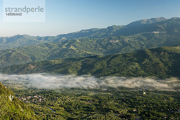 Italien  Kampanien  Nationalpark Cilento  Dorf Celle di Bulgheria und Mingardo-Tal vom Berg Bulgheria