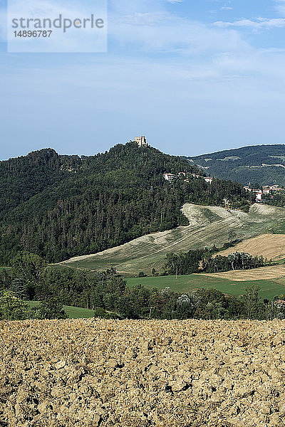 Italien  Lombardei  Oltrepo Pavese  Landschaft mit Schloss Zavattarello