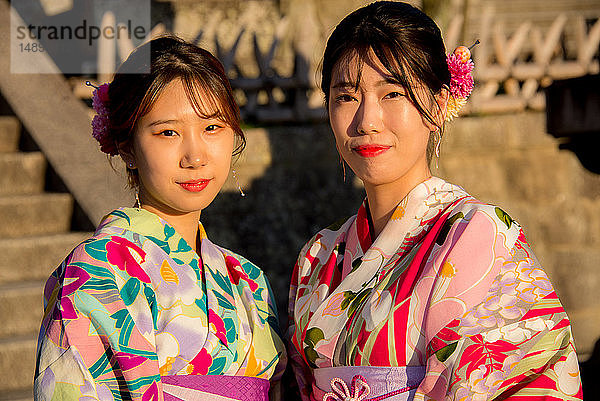 Asien  Japan  Region Kansai  Kyoto  Kiyomizu-dera-Tempel  Zwei-Frauen-Porträt