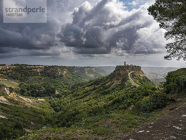 Italien  Latium  Wolken über Civita di Bagnoregio