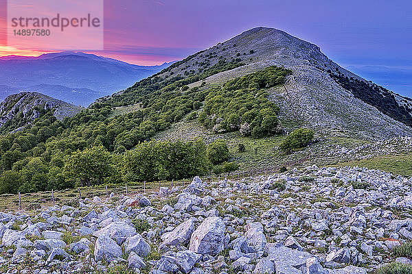 Italien  Kampanien  Cilento-Nationalpark  Sonnenaufgang vom Berg Bulgheria