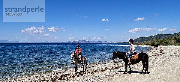 Europa  Griechenland  Provinz Thessalien  Bezirk Magnesia  Halbinsel Pelion  Golf von Pagasitikos  Reiter am Strand von Koropi