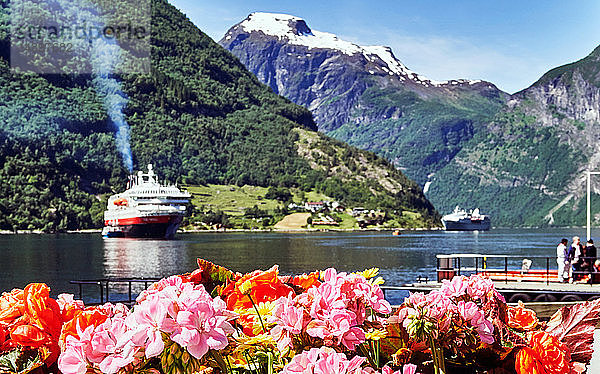 Kreuzfahrtschiff am Geirangerfjord  Bezirk More og Romsdal  Norwegen Blume; Stadt Geiranger'.