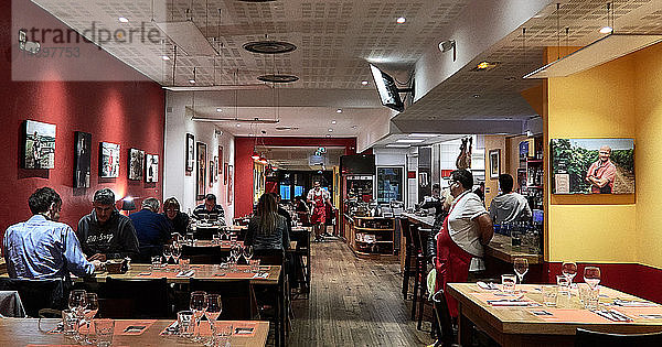 Europa; Frankreich; Region Midi-Pyrénées; Departement Okzitanien; Stadt Toulouse; Restaurant mit regionaler Küche  Le J'Go; Menschen sitzen an Tischen im Restaurant'.