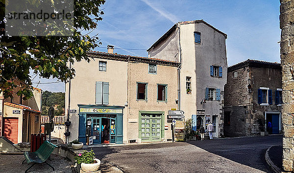 Montolieu  bekannt als Village Book mit 15 alten und neuen Buchhandlungen und dem Museum für Kunsthandwerk und Buch  aber seine Geschichte ist viel älter. Aude  Languedoc Roussillon  Frankreich  das Dorf Platz