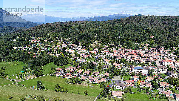 Italien  Lombardei  Dorf Brinzio und Alpen