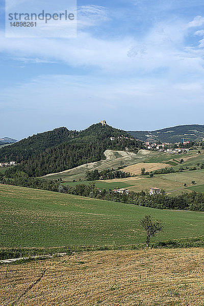 Italien  Lombardei  Oltrepo Pavese  Landschaft mit Schloss Zavattarello