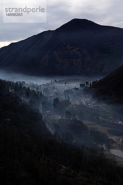 Italien  Lombardei  Valganna-Tal  Nebel