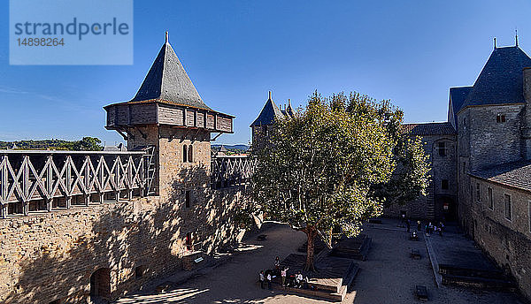 Europa; Frankreich; Aude; Departement Okzitanien; Stadt Carcassonne; Hof ist eine mittelalterliche Zitadelle mit befestigten Mauern und Türmen; von der Unesco als Weltkulturerbe eingestuft.'