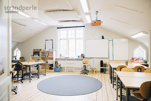 Innenraum eines leeren Klassenzimmers in der Grundschule