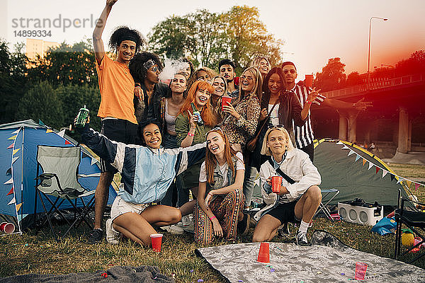 Porträt glücklicher Freunde beim Zelten während einer Musikveranstaltung