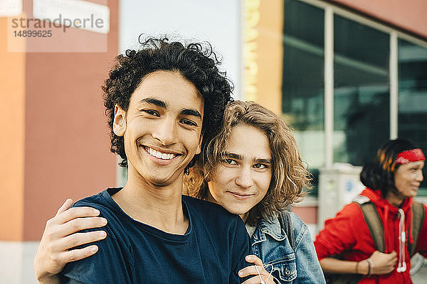 Porträt eines lächelnden Teenagers mit Freund in der Stadt