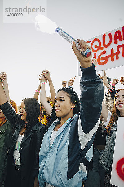 Niedrigwinkelansicht von Frauen  die während des Protests für Menschenrechte gegen den Himmel Händchen halten