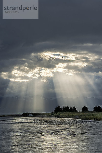 Sonnenstrahlen über Eagle River und Eagle Beach  Chilkat Mountains  Südost-Alaska; Alaska  Vereinigte Staaten von Amerika