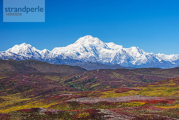 Denali National Park and Preserve von Peters Hills aus gesehen mit dem 20320' hohen Mount Denali  offiziell bekannt als Mount McKinley  und der Alaska Range; Alaska  Vereinigte Staaten von Amerika