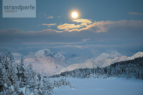 Blick auf den Superblutmond vor der Sonnenfinsternis über den Chugach Mountains in Turnagain Pass  Süd-Zentral-Alaska; Alaska  Vereinigte Staaten von Amerika