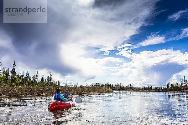 Frau beim Packrafting auf dem Beaver Creek  National Wild and Scenic Rivers System  White Mountains National Recreation Area  Interior Alaska; Alaska  Vereinigte Staaten von Amerika