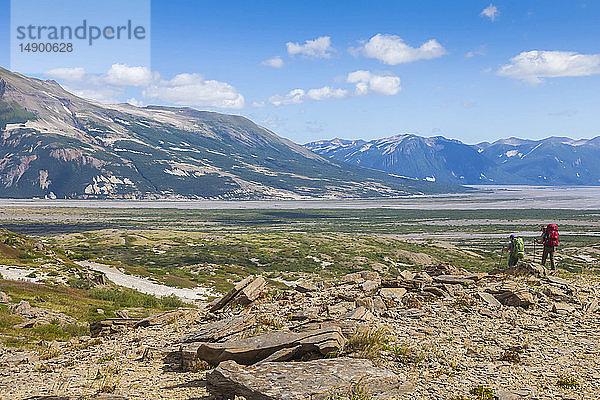 Zwei Rucksacktouristinnen auf dem Weg zum Katmai River  Valley of Ten Thousand Smokes  Katmai National Park and Preserve  Südwest-Alaska; Alaska  Vereinigte Staaten von Amerika