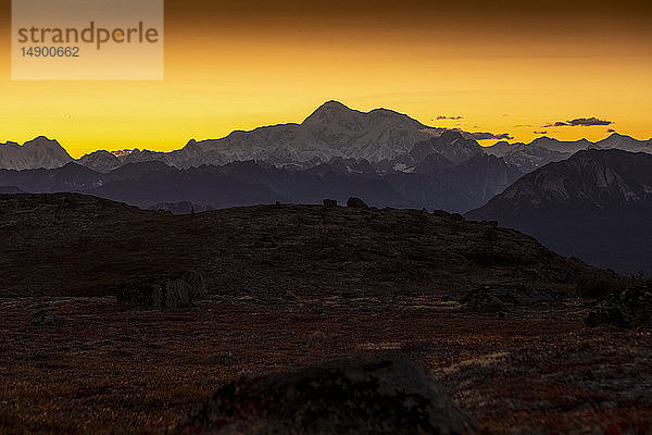 Sonnenuntergang über Denali und Alaska Range vom Kesugi Ridge Trail und Denali State Park im Herbst gesehen  Süd-Zentral-Alaska; Alaska  Vereinigte Staaten von Amerika