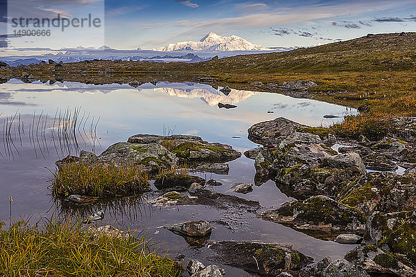 Landschaftliche Ansicht der Südseite des Denali  die sich in einem Teich entlang des Kesugi Ridge Trail spiegelt  Denali State Park  Süd-Zentral-Alaska; Alaska  Vereinigte Staaten von Amerika