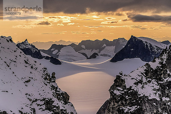 Luftaufnahme von schroffen Gipfeln und schneebedeckten Gletschern bei Sonnenuntergang  Juneau Ice Field  Tongass National Forest  Südost-Alaska; Alaska  Vereinigte Staaten von Amerika
