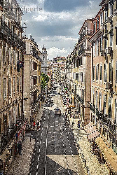 Eine Straße zwischen Gebäuden in Bairro Alto  Lissabon; Lissabon  Portugal
